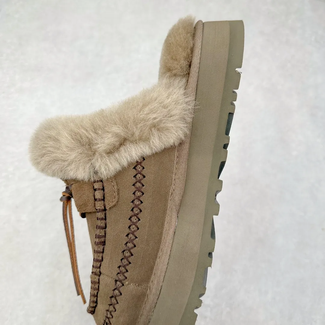 Pick up locally 💰520 UGG 8260 Alpine half-mug autumn and winter sheep fur integrated snow boots. All shoes are made of ZP. Longfeng A-grade Australian imported sheep fur integrated brand OEM production line. Fully follow the ZP process. OEM original pattern maker. Adhering to the principle of no original shoes and no development selection. Pay attention to every detail. The most authentic version on the market. TREADLITE "Light Wing" technology outsole. Lightweight/durable/flexible/pile size: 35 36 37 38 39 40 Coding: by2936070